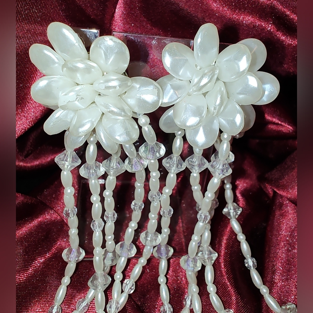 Source Unknown White Floral Beaded Earrings - Picture 2 of 3
